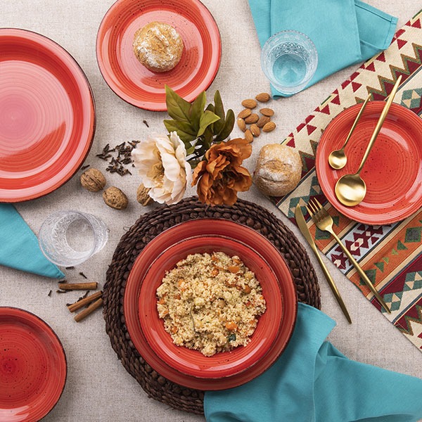 Tavola apparecchiata con piatti rossi stile etnico Euronova